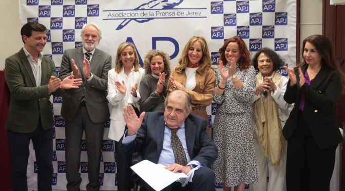 La APJ homenajea a su socio decano, Jerónimo Roldán, por su dedicación, profesionalidad y compromiso